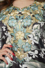 ⁦مخاوير اسود اماراتيه محدد من الحلق بفصوص وورود (٥)⁩ - الصورة ⁦6⁩