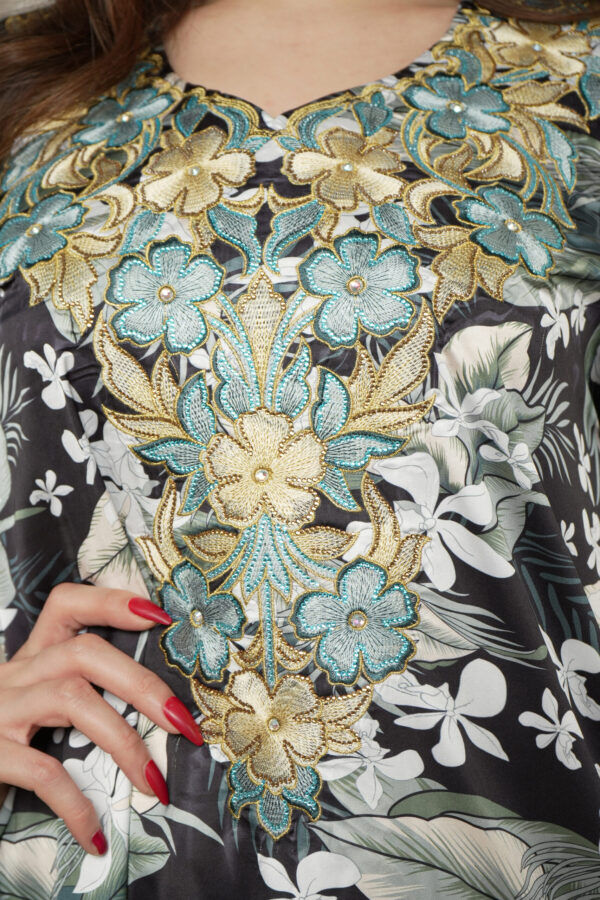 ⁦مخاوير اسود اماراتيه محدد من الحلق بفصوص وورود (٥)⁩ - الصورة ⁦6⁩