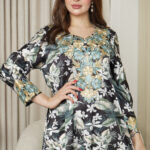 ⁦مخاوير اسود اماراتيه محدد من الحلق بفصوص وورود (٥)⁩ - الصورة ⁦7⁩