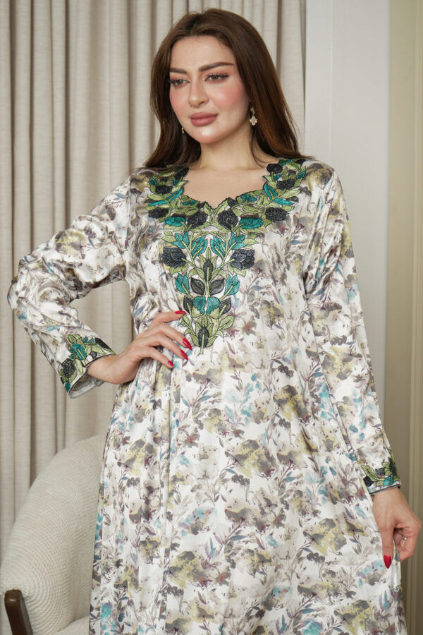 ⁦مخاوير اخضر تطريز اماراتيه محدد من الحلق بفصوص (٣)⁩ - الصورة ⁦4⁩