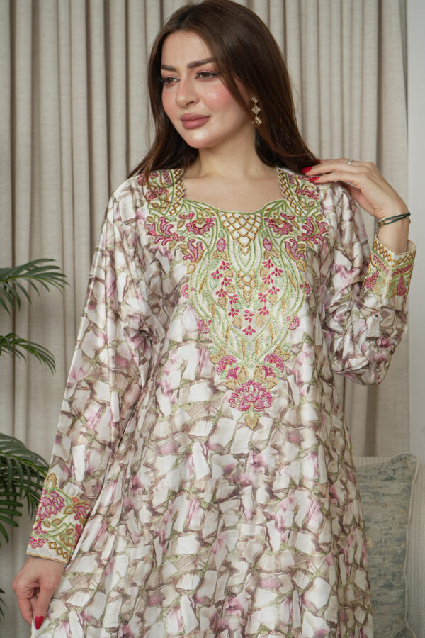 ⁦مخاوير احمر اماراتيه محدد من الحلق بفصوص (٤)⁩ - الصورة ⁦4⁩