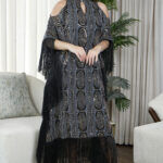 ⁦فستان أسود مطرز بترتر و هدب من الأطراف⁩ - الصورة ⁦4⁩