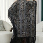 ⁦فستان أسود مطرز بترتر و هدب من الأطراف⁩ - الصورة ⁦5⁩