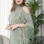 ⁦فستان أخضر مطرز بترترة و هدب من الأطراف⁩ - الصورة ⁦3⁩