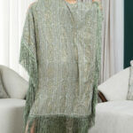 ⁦فستان أخضر مطرز بترترة و هدب من الأطراف⁩ - الصورة ⁦4⁩