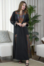 ⁦جلابية أسود بتطريز دقات ملونة من الأمام⁩ - الصورة ⁦7⁩