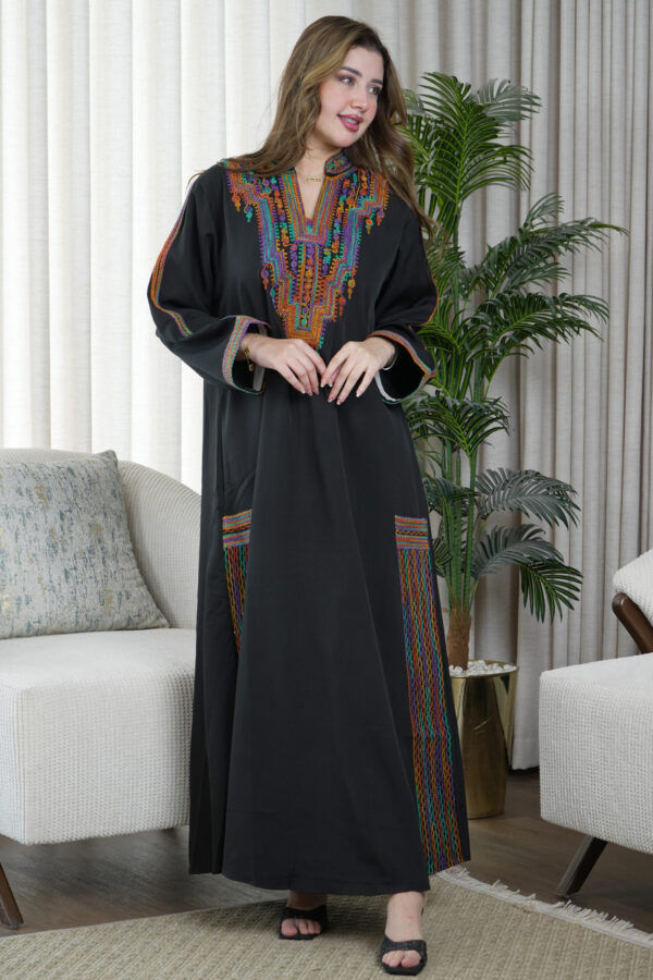 ⁦جلابية أسود بتطريز دقات ملونة من الأمام⁩ - الصورة ⁦7⁩