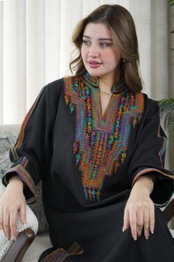 جلابية أسود بتطريز دقات ملونة من الأمام