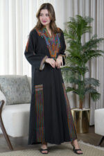 ⁦جلابية أسود بتطريز دقات ملونة من الأمام⁩ - الصورة ⁦3⁩