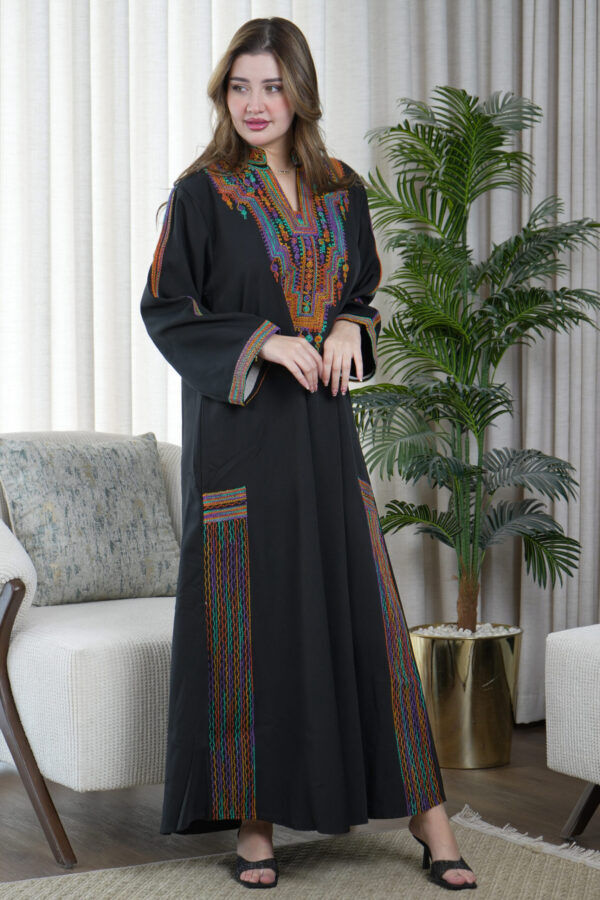 ⁦جلابية أسود بتطريز دقات ملونة من الأمام⁩ - الصورة ⁦3⁩