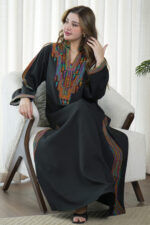 ⁦جلابية أسود بتطريز دقات ملونة من الأمام⁩ - الصورة ⁦4⁩