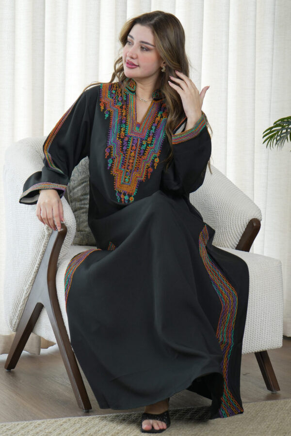 ⁦جلابية أسود بتطريز دقات ملونة من الأمام⁩ - الصورة ⁦4⁩