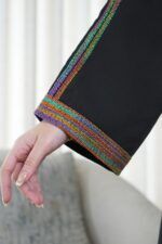 ⁦جلابية أسود بتطريز دقات ملونة من الأمام⁩ - الصورة ⁦5⁩