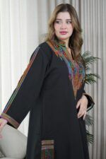 ⁦جلابية أسود بتطريز دقات ملونة من الأمام⁩ - الصورة ⁦6⁩