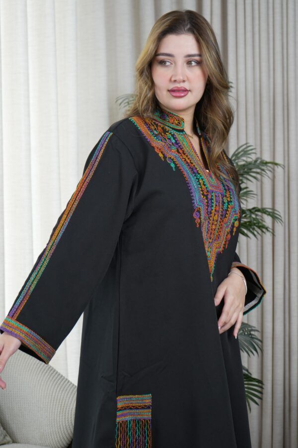 ⁦جلابية أسود بتطريز دقات ملونة من الأمام⁩ - الصورة ⁦6⁩