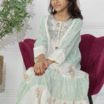 ⁦جلابيه بناتي باكمام و حلق مزينه بدقات خيوط ترتر بلونين⁩ - الصورة ⁦2⁩