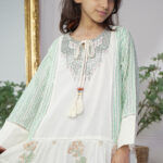 ⁦جلابيه بناتي باكمام و حلق مزينه بدقات خيوط ترتر بلونين⁩ - الصورة ⁦8⁩