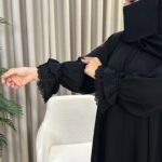 عباية بأكمام دانتيل مطاط و شك على الأكمام