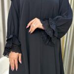 عباية بأكمام دانتيل مطاط و شك على الأكمام نص كلوش