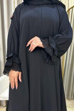 عباية بأكمام دانتيل مطاط و شك على الأكمام نص كلوش