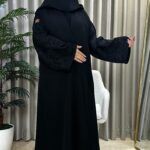 ⁦عبايه بتطريز اسود على اكمام بأسلوب مبتكر⁩ - الصورة ⁦2⁩