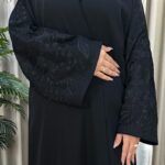 ⁦عبايه بتطريز اسود على اكمام بأسلوب مبتكر⁩ - الصورة ⁦3⁩