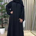 ⁦عبايه بتطريز اسود على اكمام بأسلوب مبتكر⁩ - الصورة ⁦4⁩