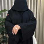 ⁦عبايه بتطريز اسود على اكمام بأسلوب مبتكر⁩ - الصورة ⁦5⁩