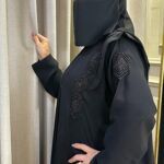 ⁦عباية بياقة و شك من الاكتاف بأسود⁩ - الصورة ⁦6⁩