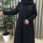 ⁦عباية بياقة و شك من الاكتاف بأسود⁩ - الصورة ⁦3⁩