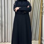 ⁦عبايه بلياقه و كسر من خلف و اكمام مطرزه باسود⁩ - الصورة ⁦6⁩
