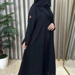 ⁦عبايه بلياقه و كسر من خلف و اكمام مطرزه باسود⁩ - الصورة ⁦4⁩