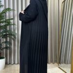 ⁦عبايه بلياقه و كسر من خلف و اكمام مطرزه باسود⁩ - الصورة ⁦2⁩