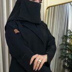 ⁦عبايه بلياقه و كسر من خلف و اكمام مطرزه باسود⁩ - الصورة ⁦7⁩