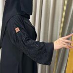 عباية بياقة شك أسود على الاكمام