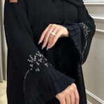 عبايه كريب بشك على اكمام واسفل