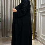 ⁦عباية شك أسود على الأكمام ممتدة إلي الأكتاف⁩ - الصورة ⁦3⁩