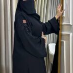 ⁦عباية شك أسود على الأكمام ممتدة إلي الأكتاف⁩ - الصورة ⁦4⁩