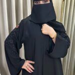 ⁦عباية شك أسود على الأكمام ممتدة إلي الأكتاف⁩ - الصورة ⁦5⁩