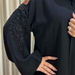 عباية شك أسود على الأكمام ممتدة إلي الأكتاف