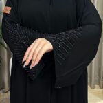 ⁦عبايه فلري كريب بشك يدوي اسود على اكمام⁩ - الصورة ⁦3⁩