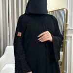 ⁦عبايه فلري كريب بشك يدوي اسود على اكمام⁩ - الصورة ⁦4⁩