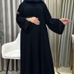 ⁦عبايه فلري كريب بشك يدوي اسود على اكمام⁩ - الصورة ⁦5⁩