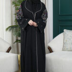 ⁦عباية سهم بشك يدوي على الأكتاف بخيوط ملونة⁩ - الصورة ⁦3⁩