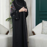 ⁦عباية سهم بشك يدوي على الأكتاف بخيوط ملونة⁩ - الصورة ⁦4⁩