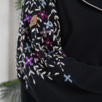 ⁦عباية سهم بشك يدوي على الأكتاف بخيوط ملونة⁩ - الصورة ⁦5⁩