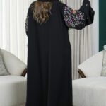 ⁦عباية سهم بشك يدوي على الأكتاف بخيوط ملونة⁩ - الصورة ⁦7⁩