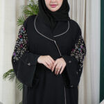 عباية سهم بشك يدوي على الأكتاف بخيوط ملونة