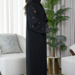 عبايه كريب بشك على اكمام على شكل ورد