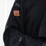 ⁦عبايه كريب بشك على اكمام على شكل ورد⁩ - الصورة ⁦2⁩